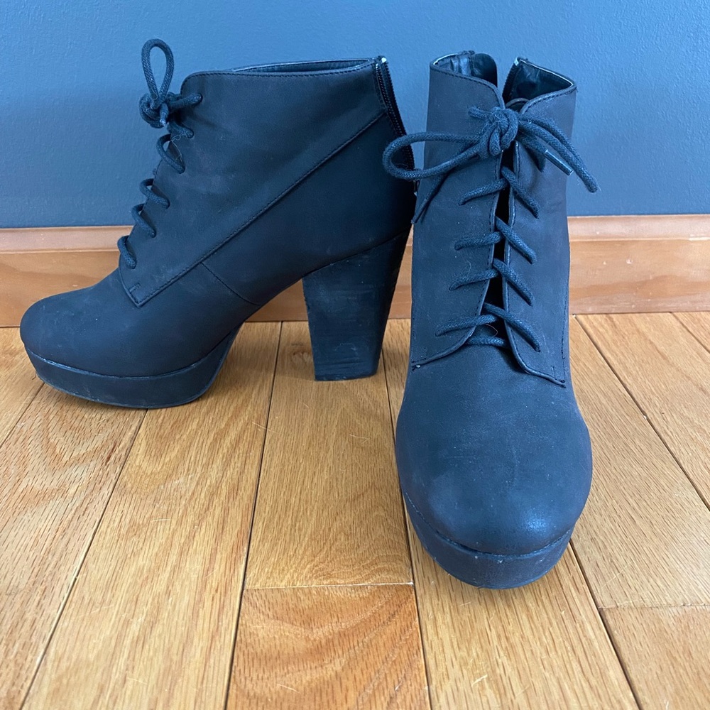Daisy Fuentes Matte Black Boot Heels